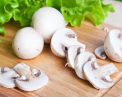 Est-il nécessaire de nettoyer les champignons frais, royaux et bruns avant la cuisson? Comment laver, nettoyer, couper et combien de temps pour cuisiner et faire frire des champignons frais et congelés de champignons jusqu'à ce qu'ils soient cuits dans de la soupe, pour la salade?