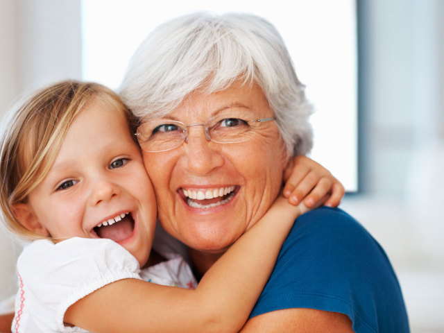 Que donner à votre grand-mère bien-aimée? Comment choisir un cadeau à la grand-mère?
