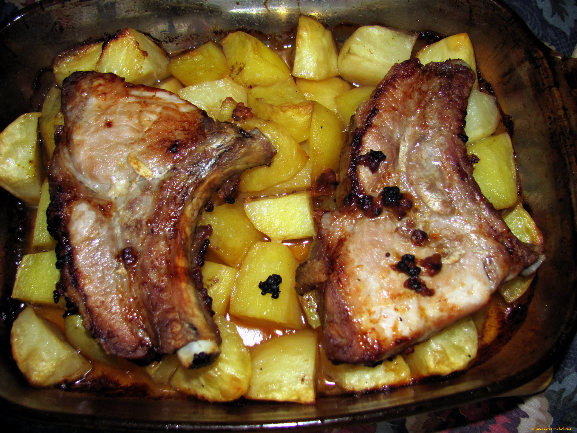 Свиные кости с картошкой