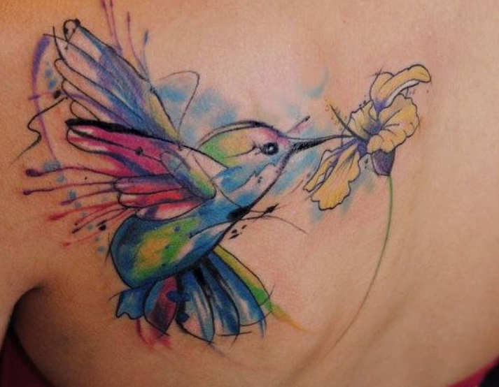 Beaux tatouages \u200b\u200bavec des oiseaux sur une lame d'épaule