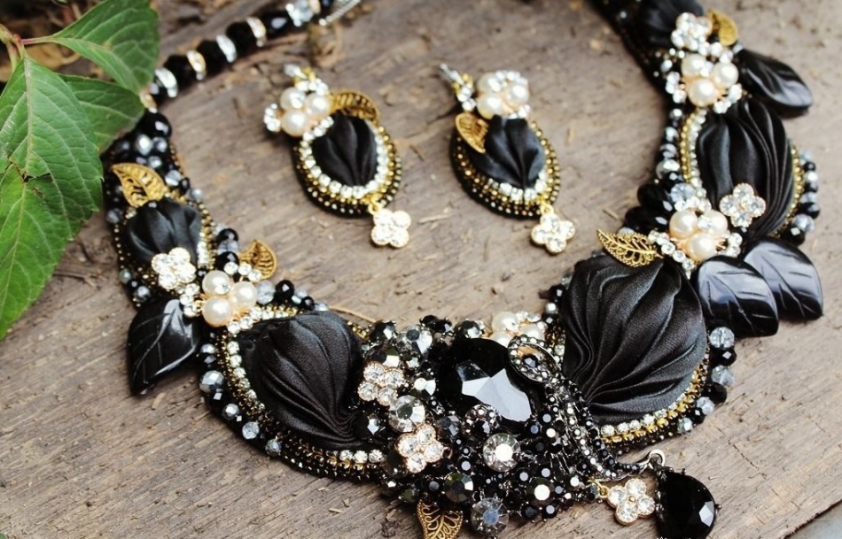 Perhiasan shibory indah bahkan dalam warna hitam
