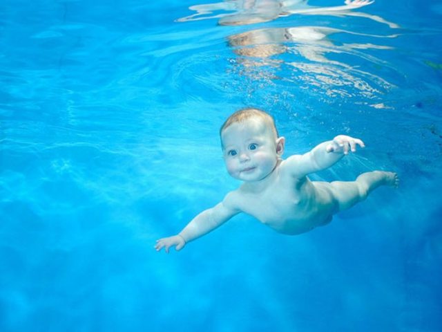 Kelahiran alami ke dalam air. Manfaat dan bahaya melahirkan dalam air