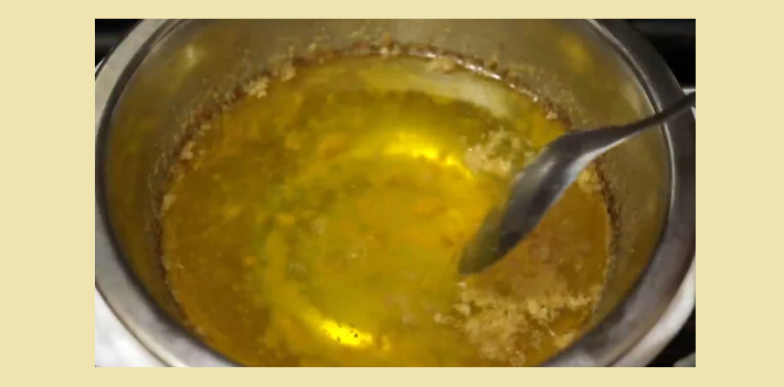 Corrigez l'huile de ghee à la maison sur le poêle