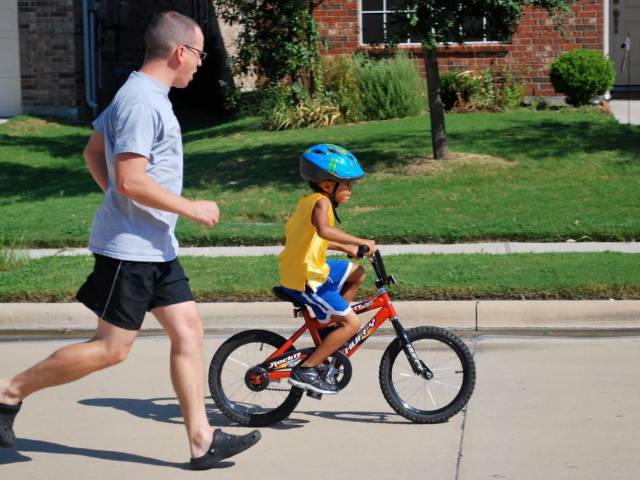 Kako hitro in pravilno naučiti otroka, da se vozi z dvema in tremi kolesi s kolesom: Navodila