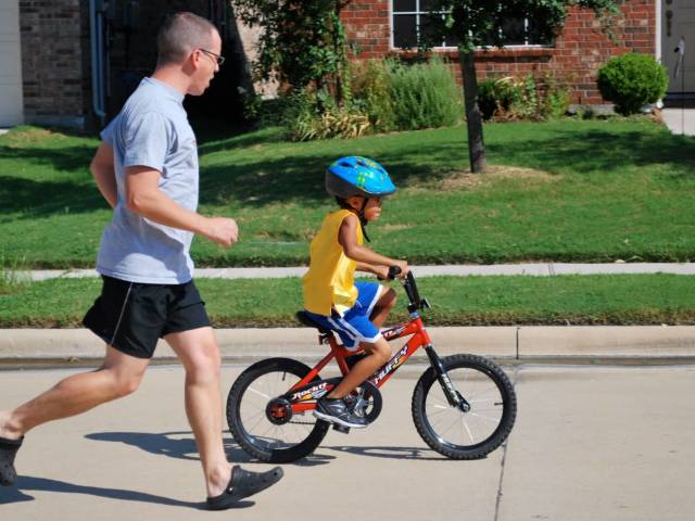 Come insegnare rapidamente e correttamente a un bambino a guidare una bicicletta a due e tre ruote: istruzioni