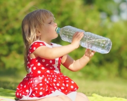 Pourquoi un petit enfant boit beaucoup d'eau, liquides: causes, conséquences. La norme de la consommation d'eau chez les enfants par jour par âge: tableau. L'enfant boit beaucoup d'eau la nuit: des raisons. Dois-je donner de l'eau pour enfants la nuit et la nuit?