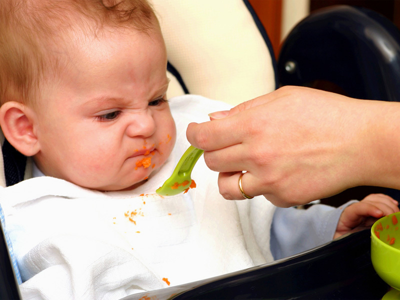 Treffen Sie das Baby allmählich mit einem neuen Produkt