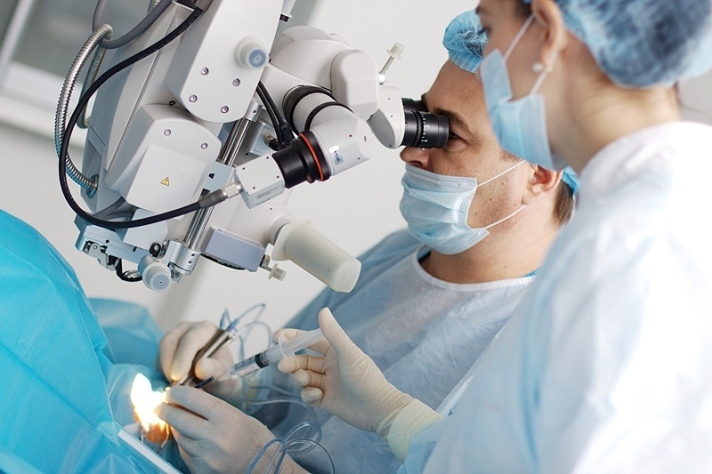 Foculsification des cataractes avec l'implantation de la LIO