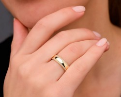 Quelle est la différence entre la bague de fiançailles de l'or, du mariage, du mariage, de l'engagement: quel devrait être, quelle est la main?