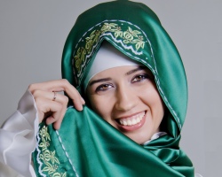 Hur lär man att binda en halsduk på huvudet på en muslim i etapper korrekt och vackert? Hur smälter de en nål på en muslimsk halsduk? Sätt att bära sjalar på huvudet på en muslim. Flickor muslimer i halsdukar på huvudet: foto