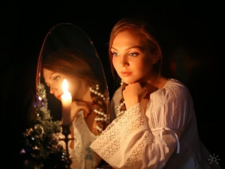 Gadis itu melakukan ritual untuk menarik cinta dan menyatakan konspirasi yang diinginkan pada malam titik balik matahari musim dingin