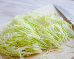 How to properly tire the white cabbage for pickling, salting, stewing, salad, borch? How to tire, cut and crumble cabbage with a special knife, meat grinder, a grater, in a kitchen combine, blender?
