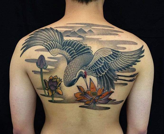 Татуировка на спине женщины - журавль