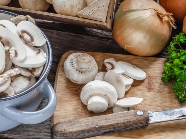 Bagaimana memahami bahwa Champignon di kulkas telah memburuk: tanda -tanda. Bagaimana cara membedakan Champignon segar dari manja? Bagaimana cara memeriksa kesegaran jamur champignon?