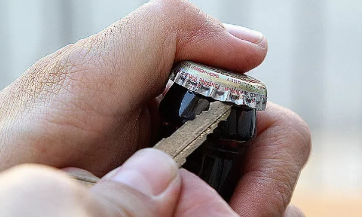 The bottle can be opened without opening with a key