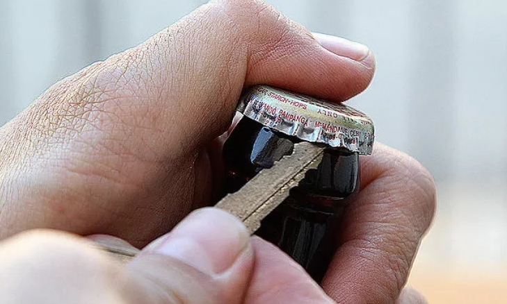 Die Flasche kann geöffnet werden, ohne mit einem Schlüssel zu öffnen