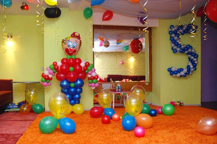 Украшение комнаты шарами к празднику