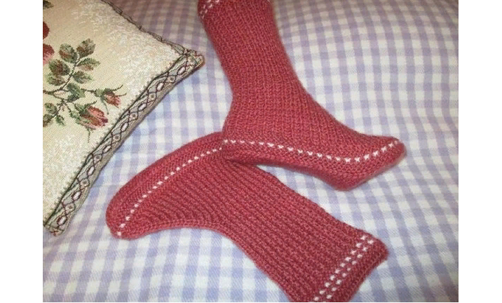 Knitted product with a seam in the back