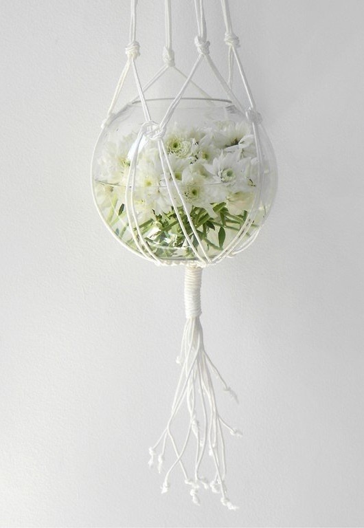 Macrama Air Kashpo avec un vase en verre et des fleurs