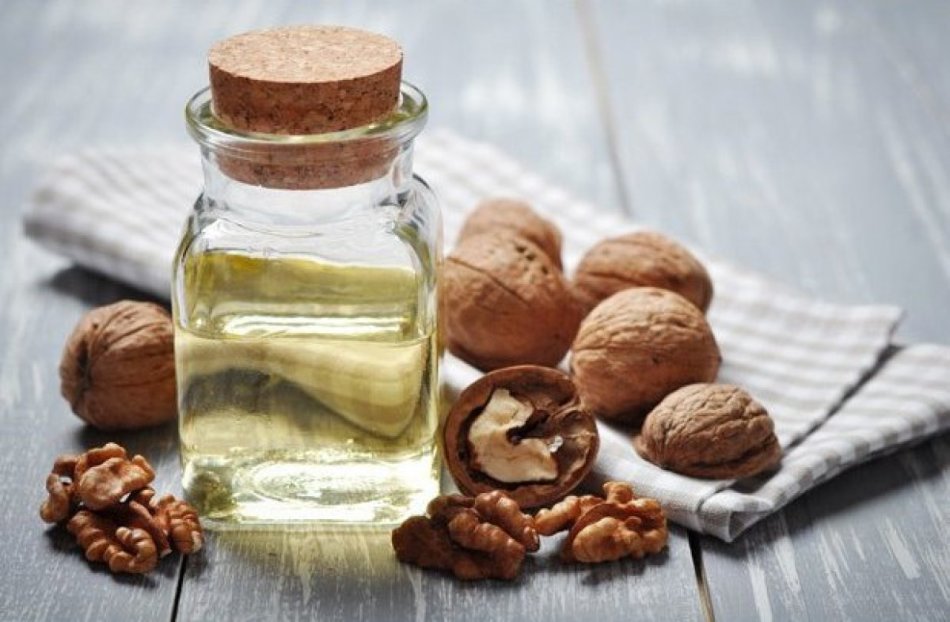 L'huile végétale de noix est un entrepôt de substances bénéfiques