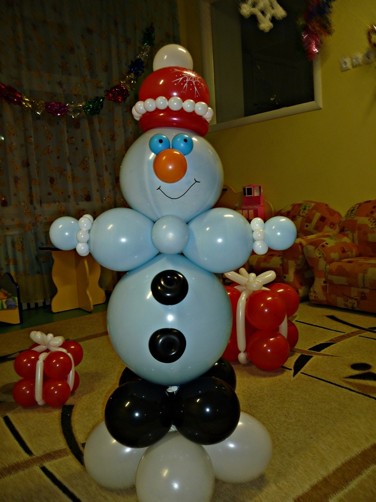 Επίσης, τα μπαλόνια για έναν χιονάνθρωπο μπορούν να επιλεγούν αδιαφανή γυαλιστερό