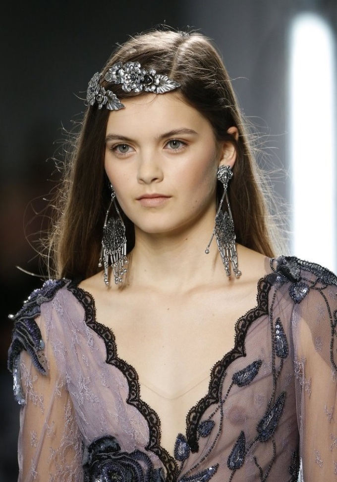 Un autre exemple de grandes boucles d'oreilles pour cette saison de Rodarte