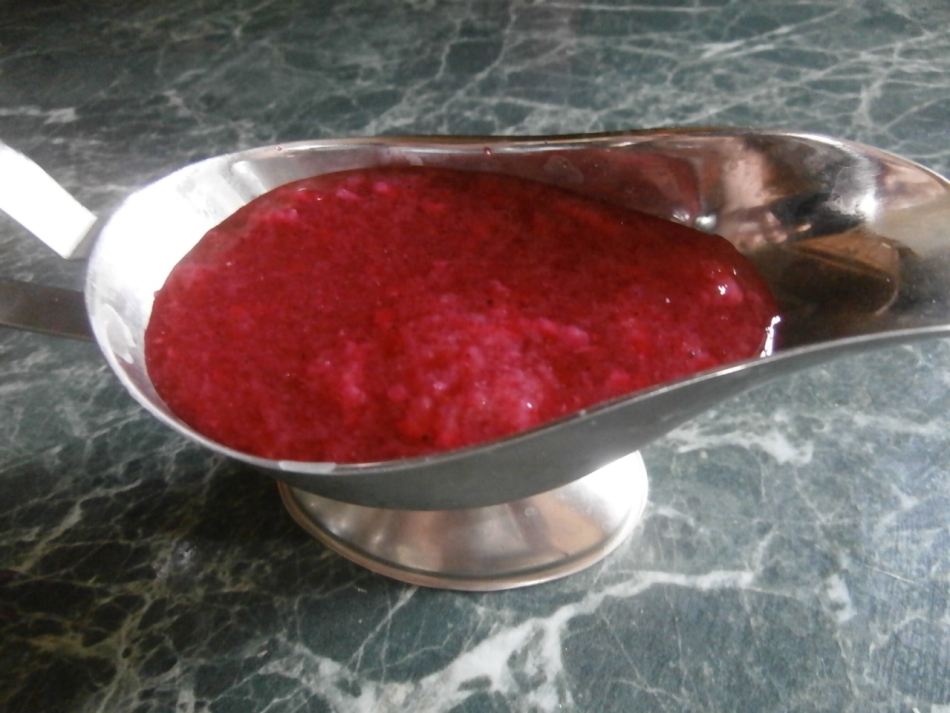 Остро-сладкий соус из красной смородины в пиале, заготовленный на зиму