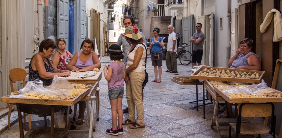 Ulična trgovačka pasta u Bari, Italija