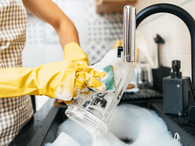 Почему мужчине, мужу нельзя мыть посуду дома: примета