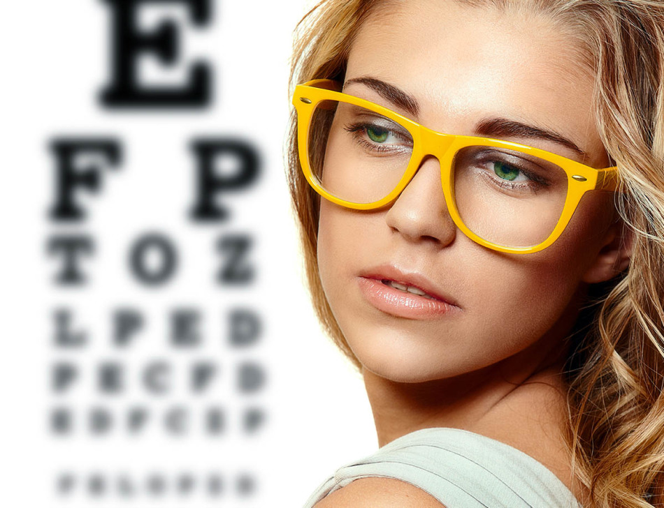 A természetes smink és a fényes szemüveg tökéletesen hangsúlyozza a zöld szemeket