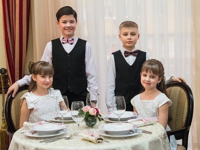 Rules of etiquette, behavior at a table for children, schoolchildren in Russia: video, photo