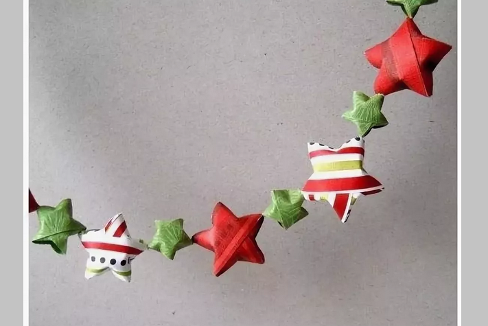 Hermosas estrellas de papel en la pared