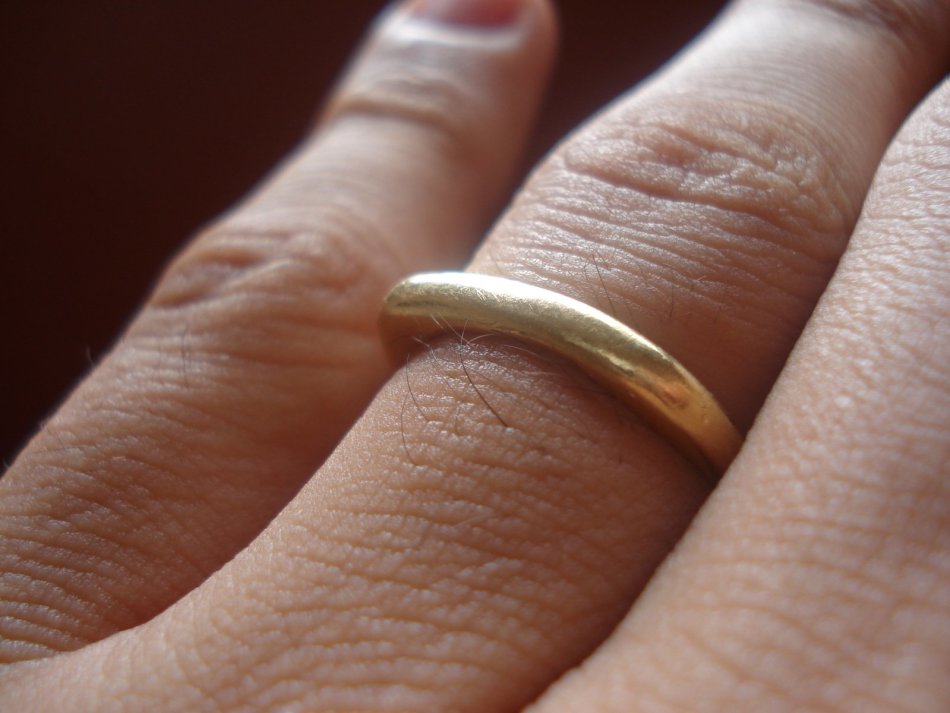 Полоса от золотого кольца. Обручальное кольцо на пальце. Обручальные кольца на руках. Золотое обручальное кольцо на пальце. Кольца обручальные золото на пальце.
