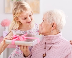 What can you give a grandmother for a birthday: 50 ideas of the best gifts. What can you give a grandmother for a birthday with your own hands: ideas, photo. How to make a grandmother's grandmother a postcard, an application from her grandchildren, what kind of song can she sing, tell a poem?