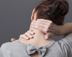 Πόνος στο ινιακό μέρος του κεφαλιού σε ενήλικες: αιτίες, θεραπεία. Μπορεί αυτό το μέρος του κεφαλιού να βλάψει λόγω ασθενειών του αυτιού στο παιδί;