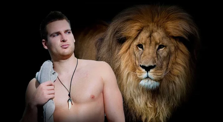 Мужчина лев после 50. Мужчина Лев. Парень Лев. Фотосессия парень со львом. Человек Лев.