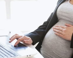 Berapa banyak minggu kebidanan, bulan kehamilan wanita pergi cuti hamil ke Federasi Rusia, Ukraina? Bisakah seorang wanita pergi cuti hamil lebih awal atau lebih lambat dari tanggal jatuh tempo?