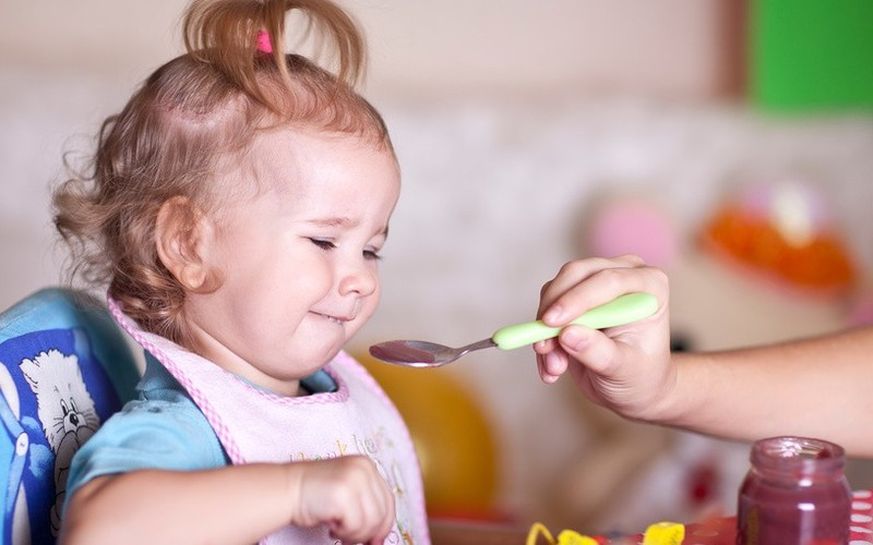 L'enfant mange mal