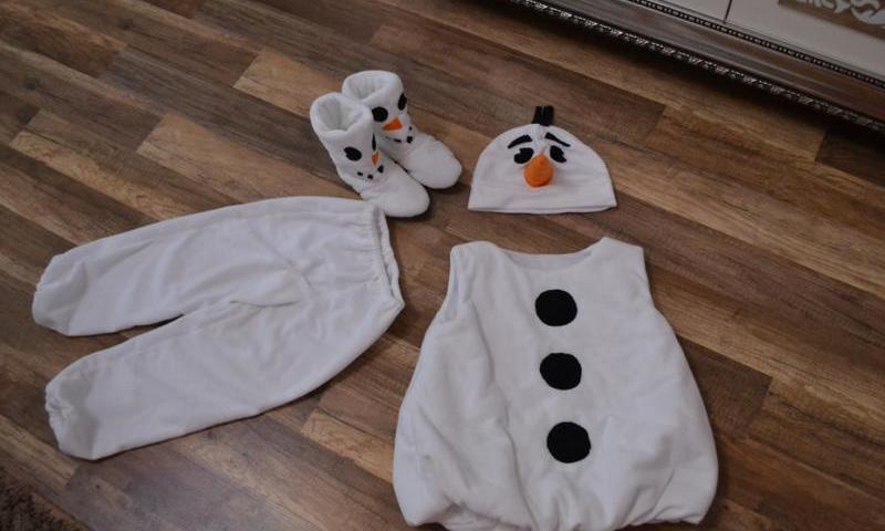 ¿Cómo coser un traje de muñeco de nieve con tus propias manos para un niño?