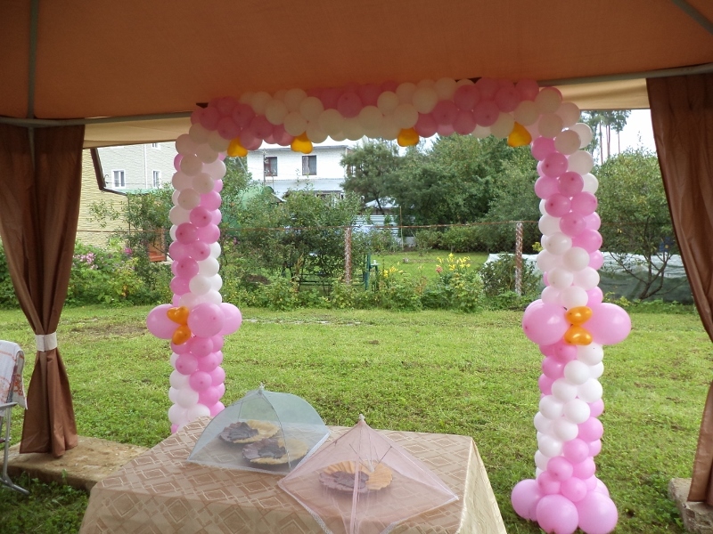 Ide siap -buatan untuk dekorasi pernikahan dengan karangan bunga dari bola, Contoh 6