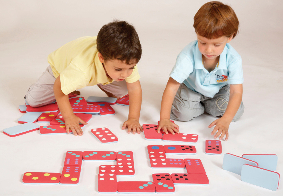 Les enfants jouent des dominos