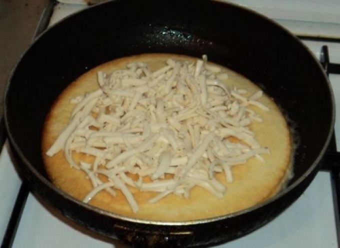 Omlet rulett kolbászral és sajttal: Hajtsa be a tölteléket