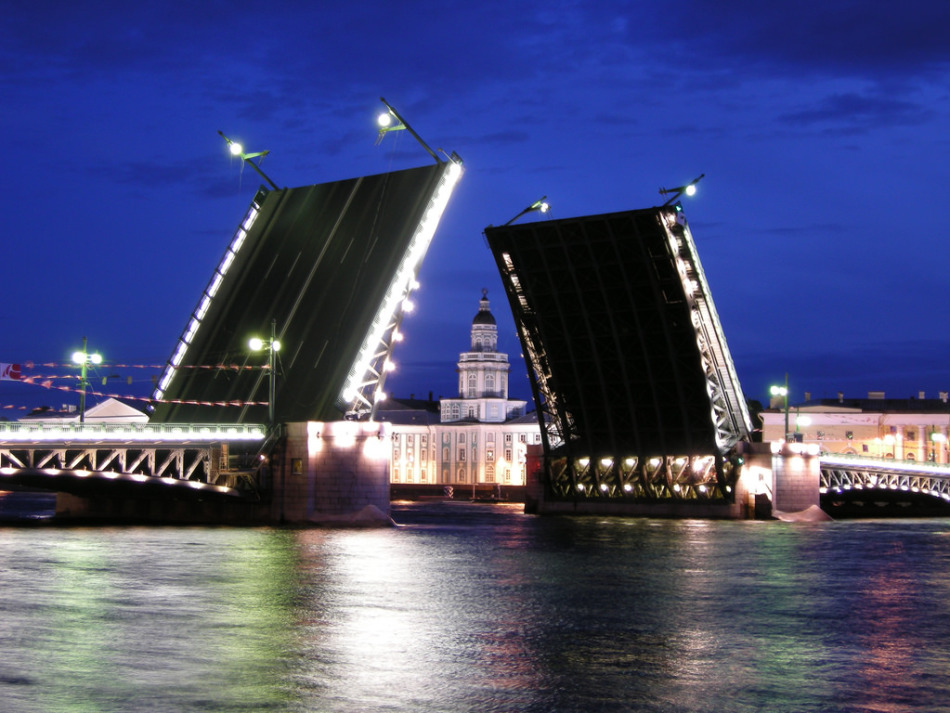 Разведение дворцового моста - одно из самых красивых зрелищ в городе на неве