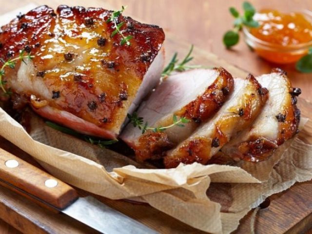 Bagaimana cara memasak ham babi dalam glasir oranye?