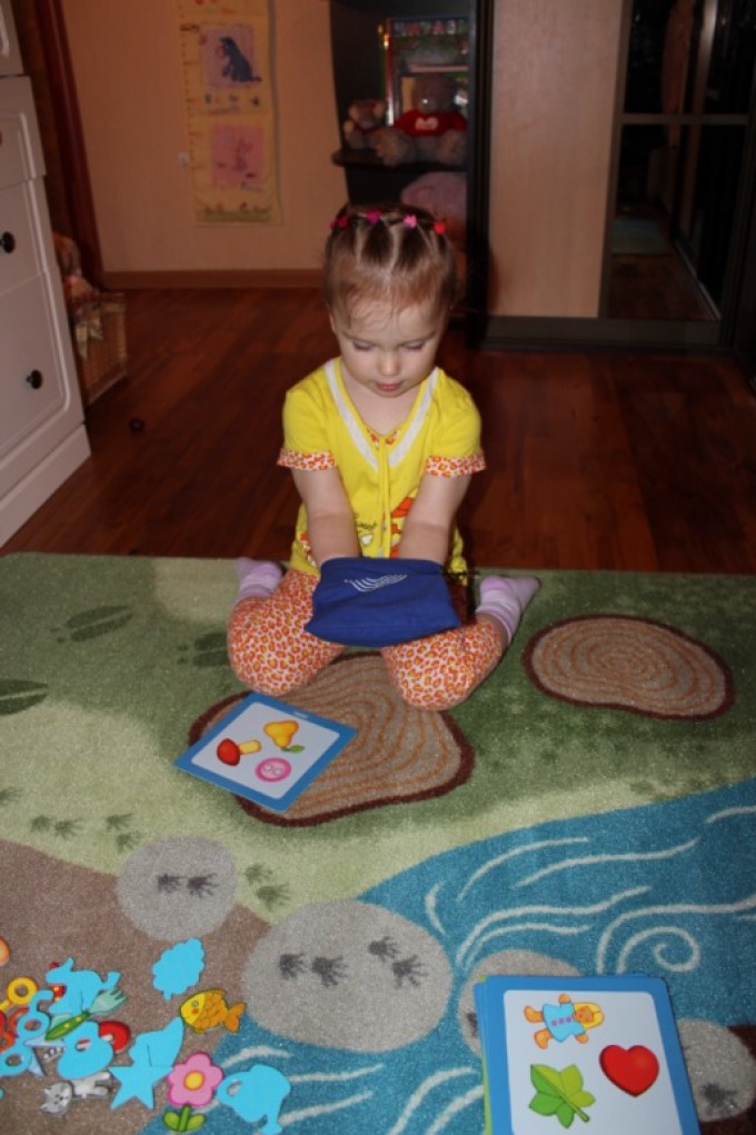 Játékmacska egy táskában betűkkel