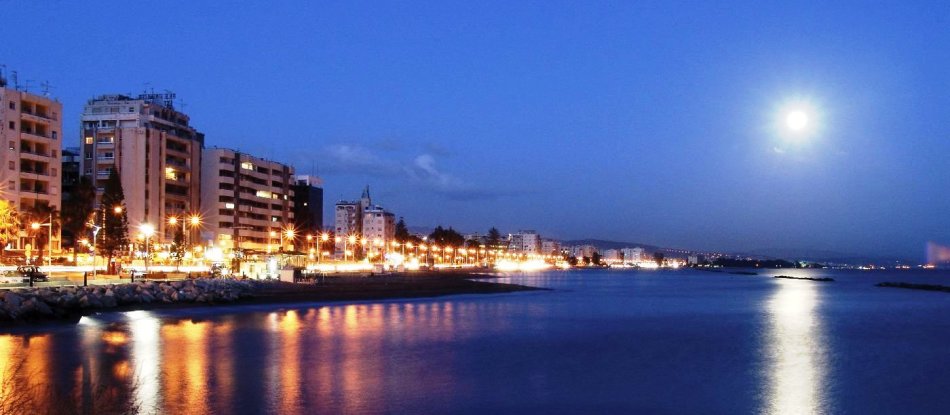Nasip v Limassolu ponoči, Ciper