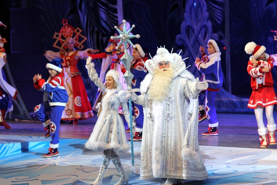 Performance du Père Noël et de Snow Maiden