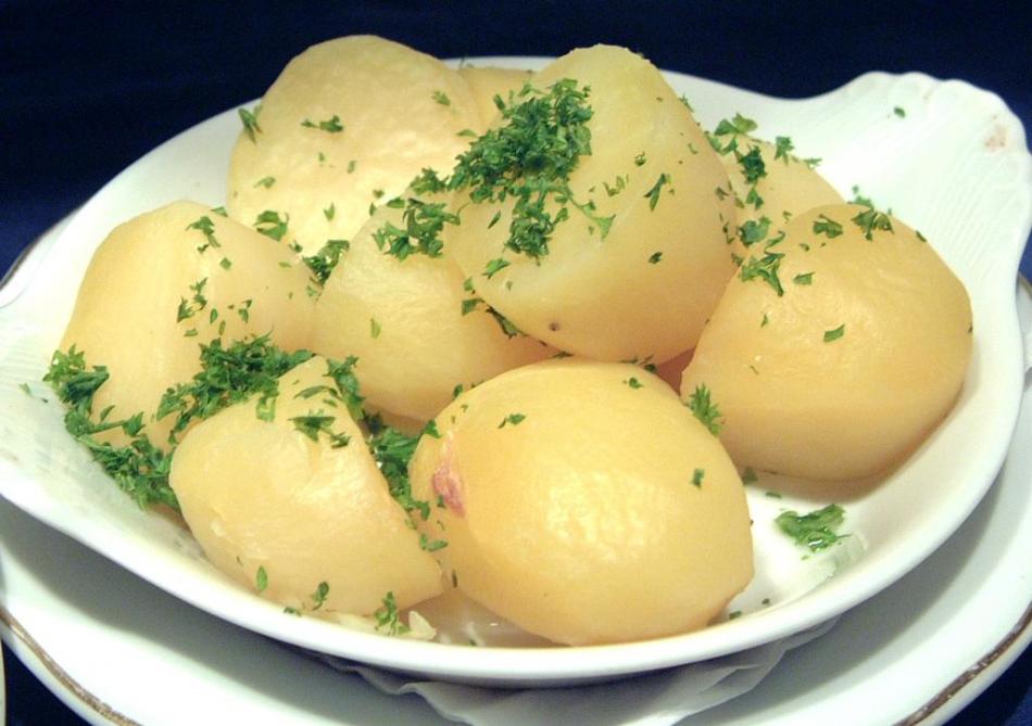 Вареный картофель с зеленью может разнообразить питание