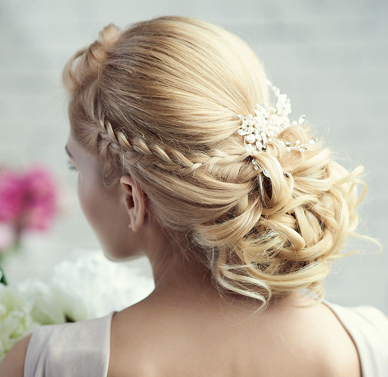 Свадебная прическа с косами на короткие волосы
