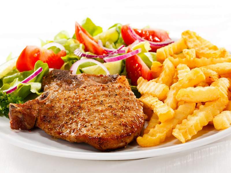 Les pommes de terre gratuites peuvent être servies avec de la viande, du poisson ou de la salade